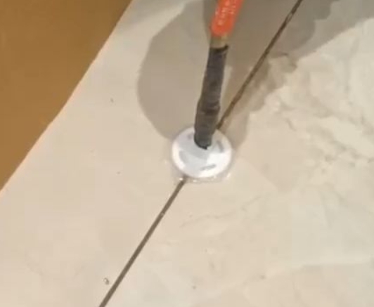 株洲市瓷砖空鼓维修公司专业解答瓷砖在铺贴过程中，如果没有涂抹均匀到位的粘结材料（如水泥砂浆或瓷砖胶），可能会导致以下问题