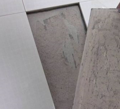 株洲市瓷砖空鼓维修公司分享瓷砖铺贴时如果打浆（即涂抹在瓷砖背面和基层上的砂浆或瓷砖胶）过少，会带来以下问题